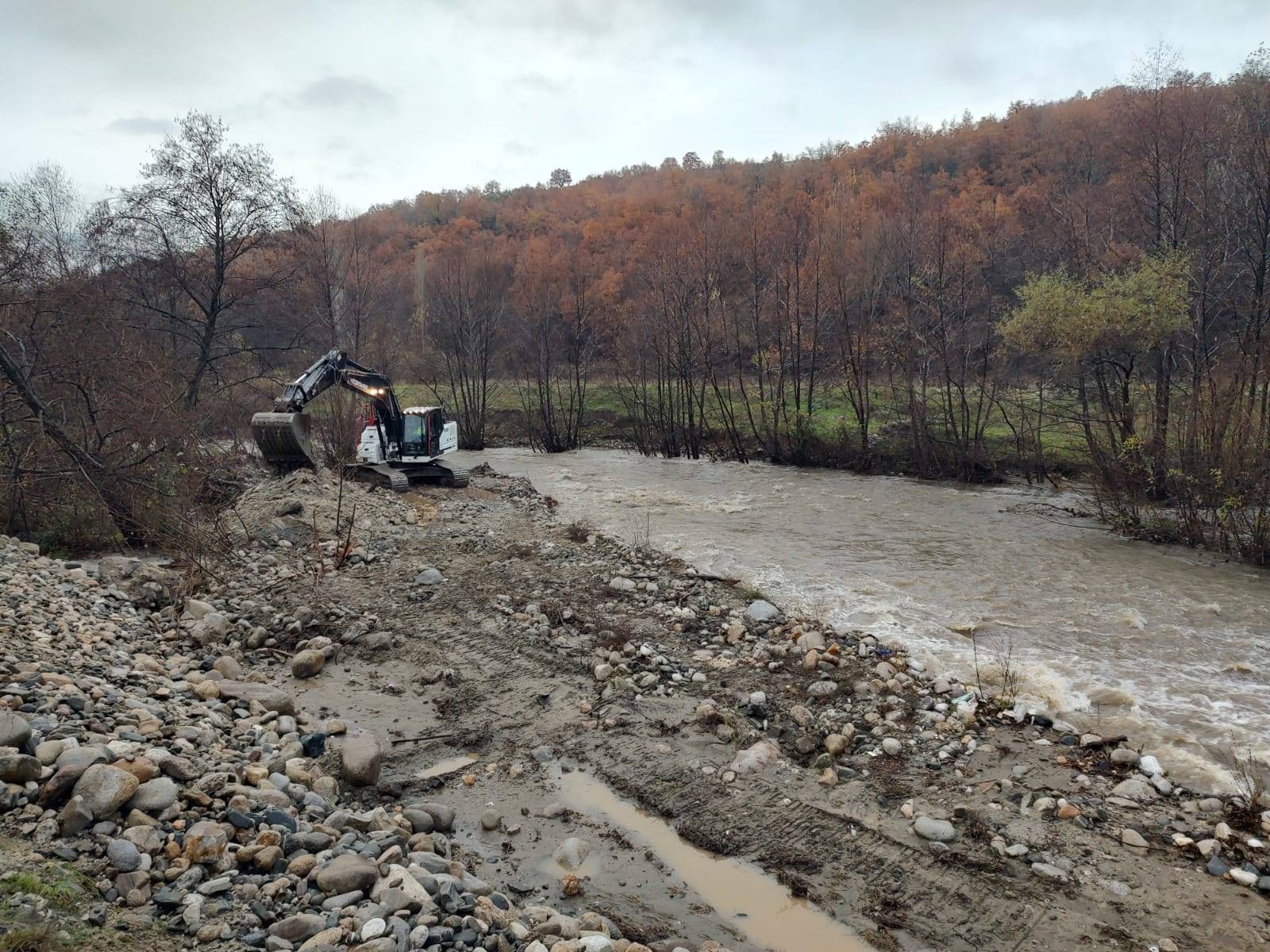 Възстановяване на диги по един от притоците на Струма – Градевска река
